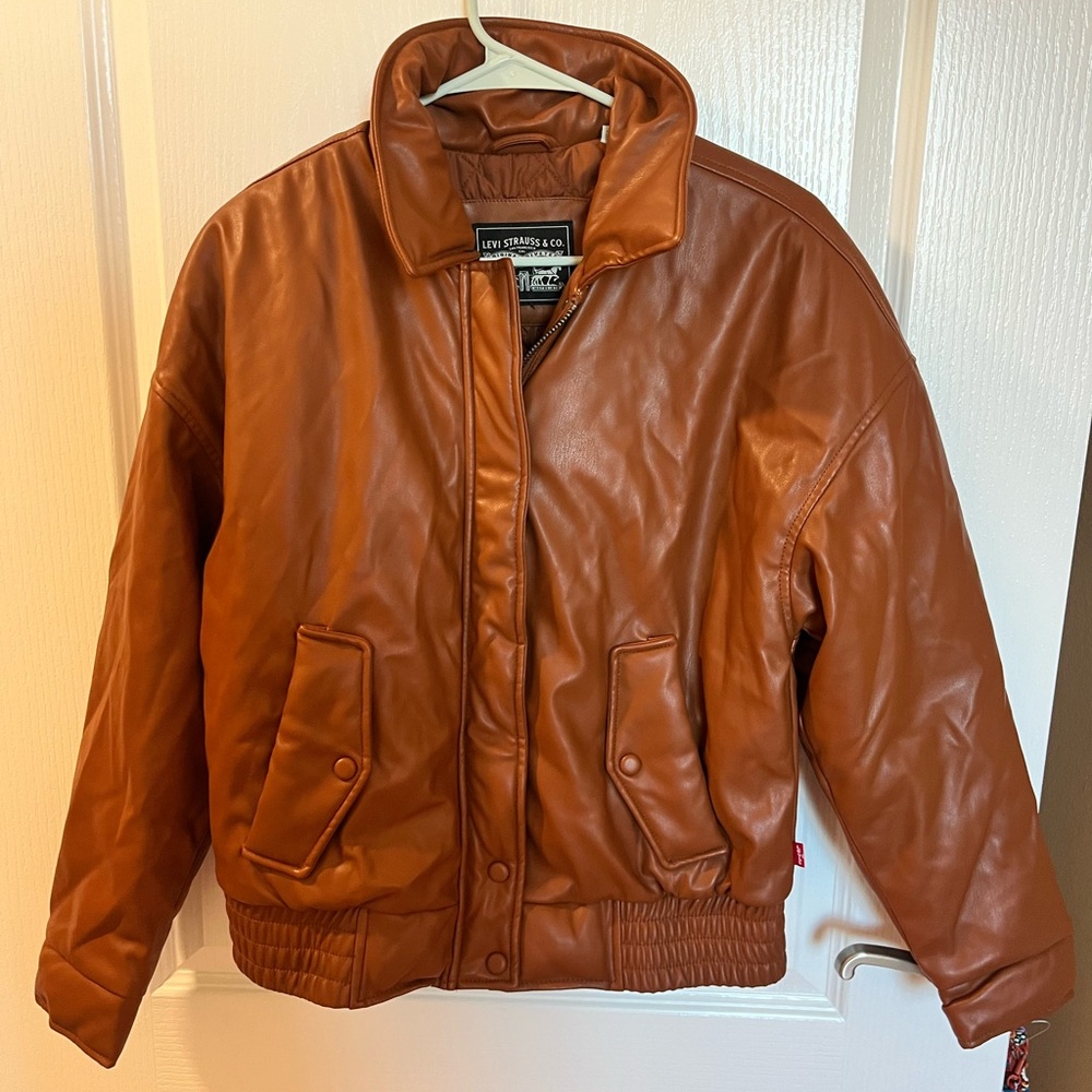 Levi’s brown leather bomber jacket perfect for cozy fall size small